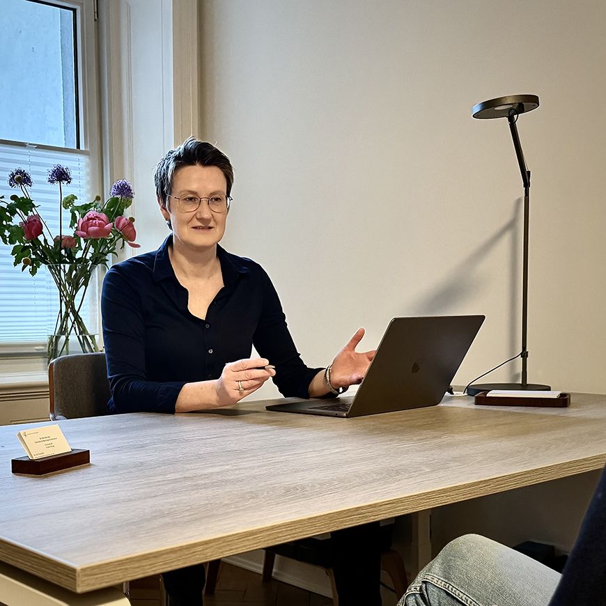 Dr. Jary in Beratung für ein Gutachten