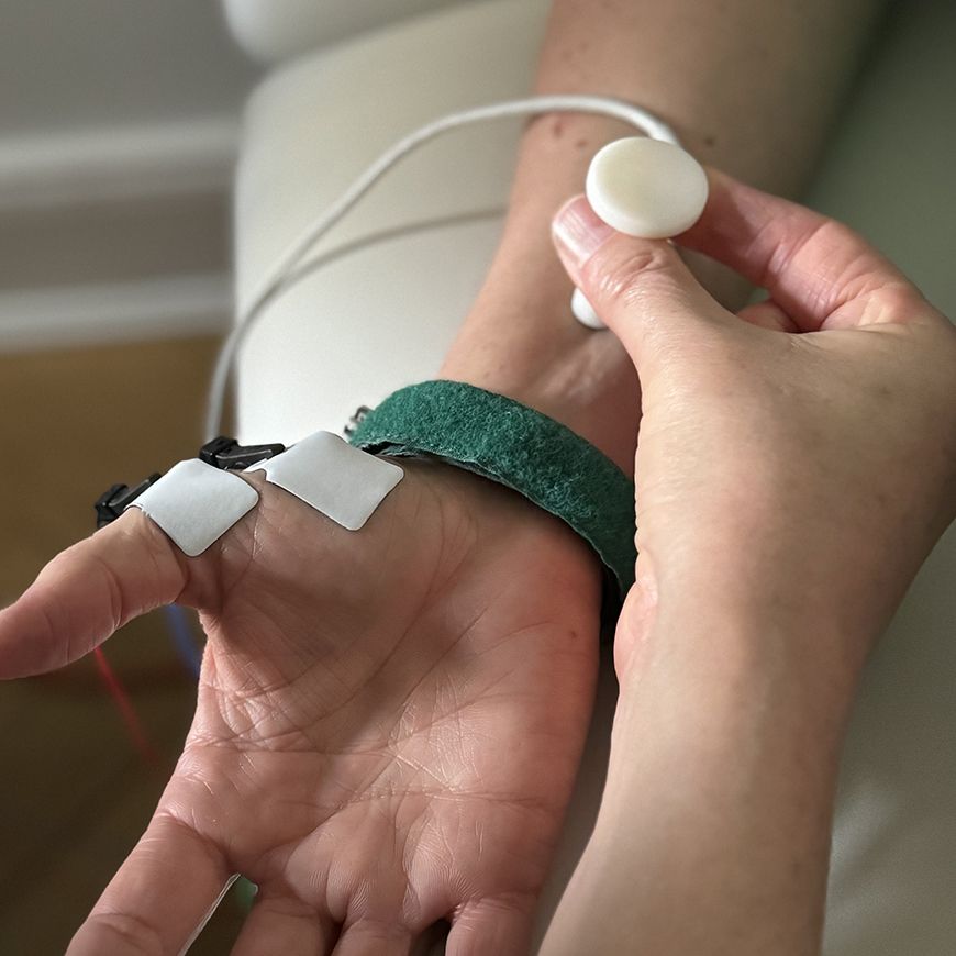 Messung der Nervenleitgeschwindigkeit an der Hand